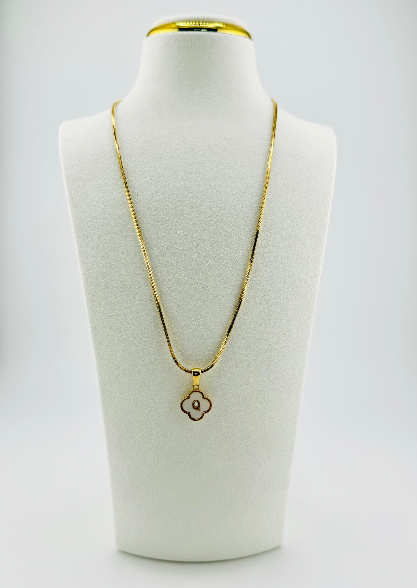 Q Initial necklace in stainless steel