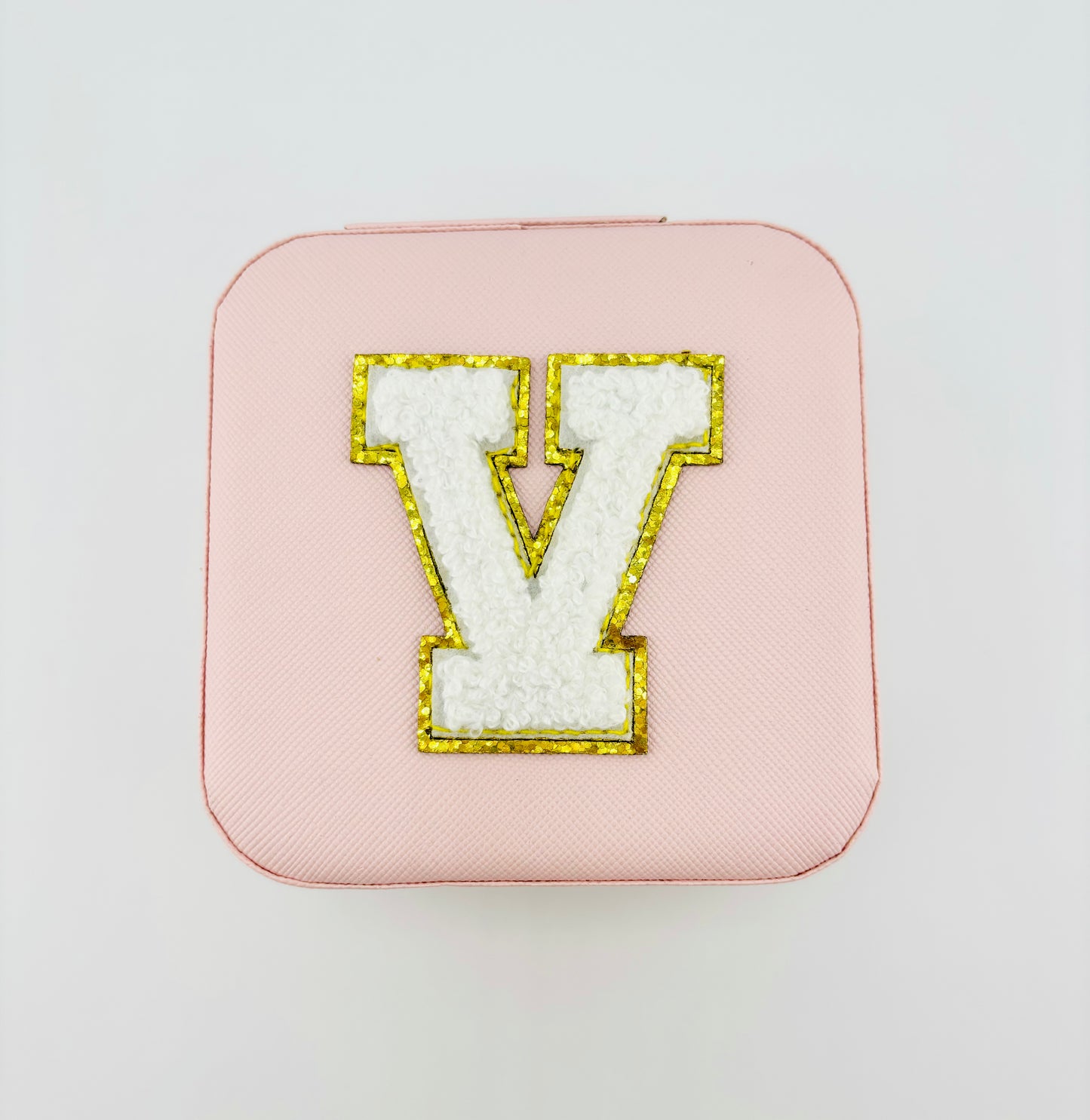Letter V travel jewelry case in pink