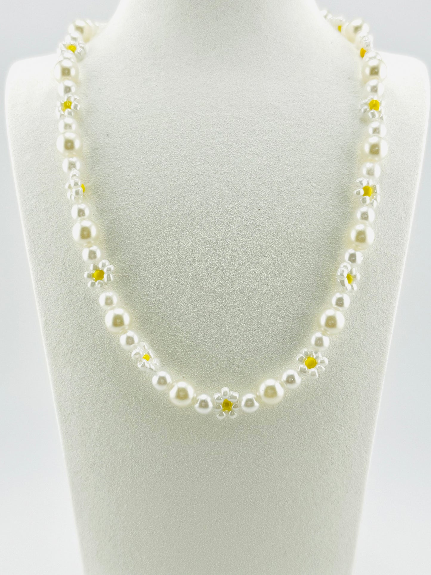 Daisy beaded faux pearl necklace