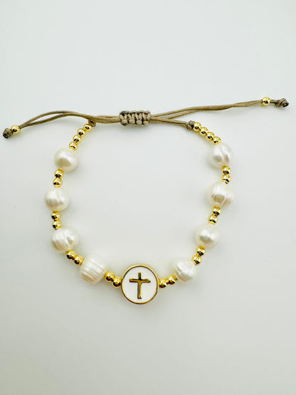 Lyla fresh water pearl and with a cross enamel charm in 18k gold filled