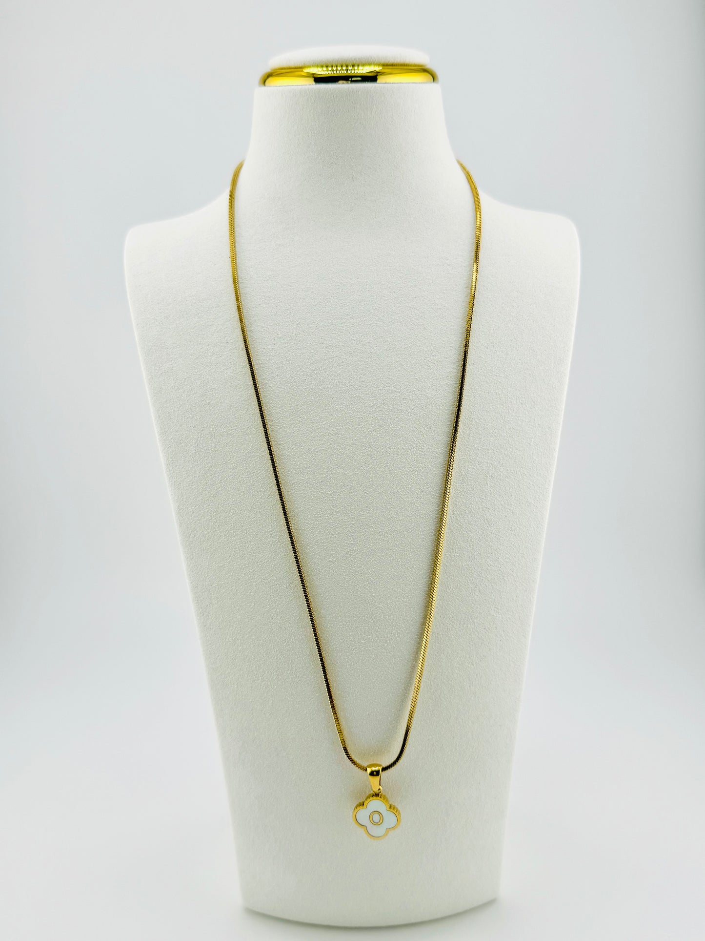 O necklace in stainless steel