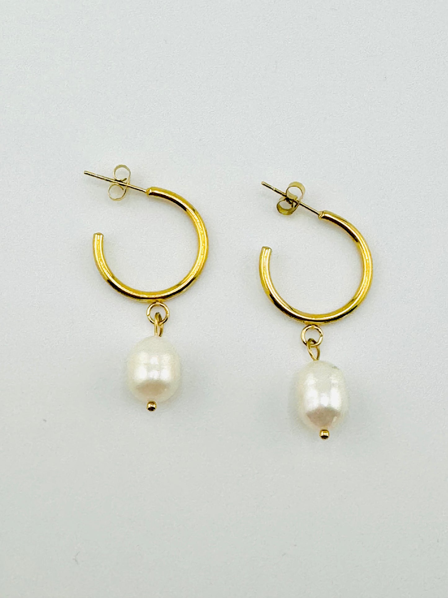 Thin hoop pearl earring in 18k gold filled