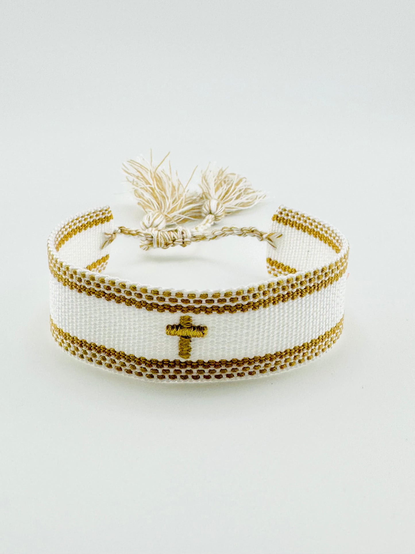 Cross woven bracelet in gold and white thread