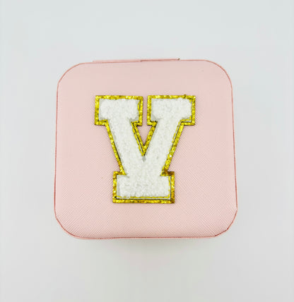 Letter V travel jewelry case in pink