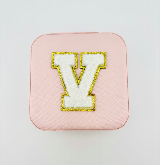 Letter V travel jewelry case in pink