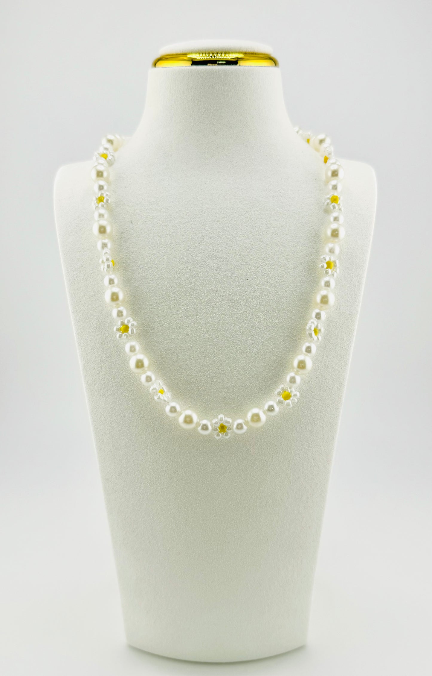 Daisy beaded faux pearl necklace