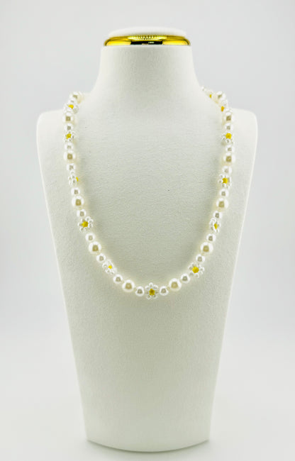 Daisy beaded faux pearl necklace