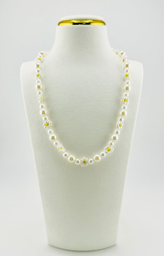 Daisy beaded faux pearl necklace