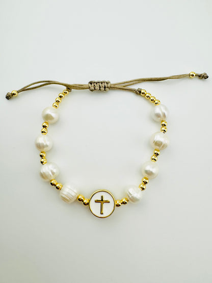 Lyla fresh water pearl and with a cross enamel charm in 18k gold filled